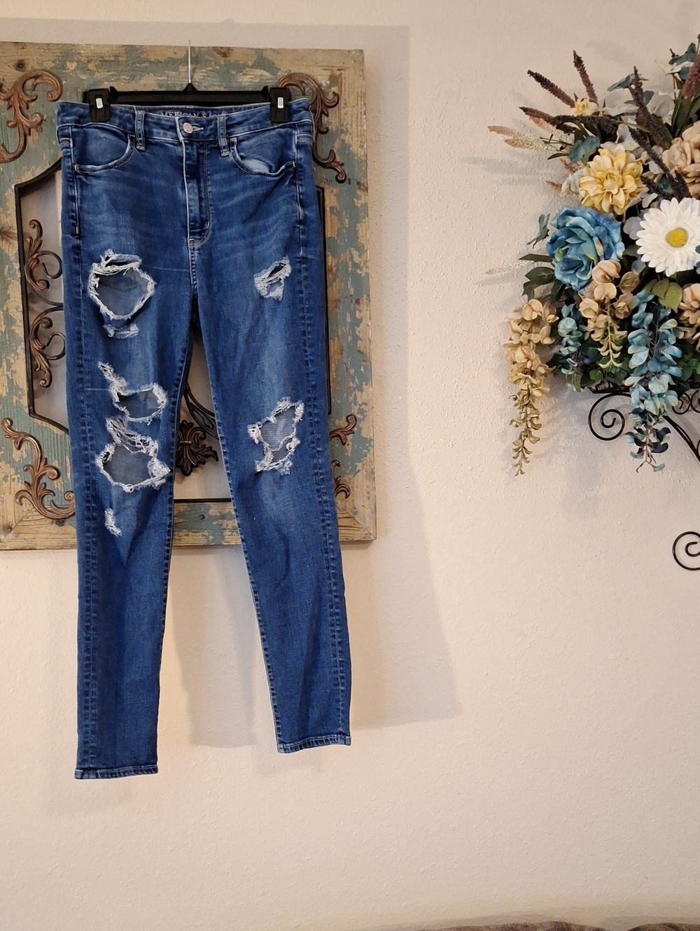 American Eagle Outfitters Blue Ripped Skinny Jeans. Size 8 - Picture 2 of 7